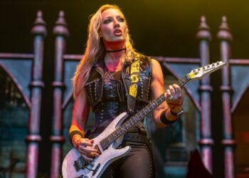 NITA STRAUSS dijeli svoju playlistu za vježbanje, omiljene vježbe za noge i “tajnu sramotu” u teretani