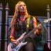 NITA STRAUSS dijeli svoju playlistu za vježbanje, omiljene vježbe za noge i “tajnu sramotu” u teretani