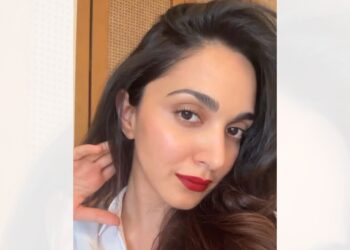 Zavirite u Moody Thursday s mamom Kiarom Advani i podebljanim crvenim ružem