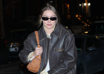 Gigi Hadid šiša plavu kosu u mini bob crne boje