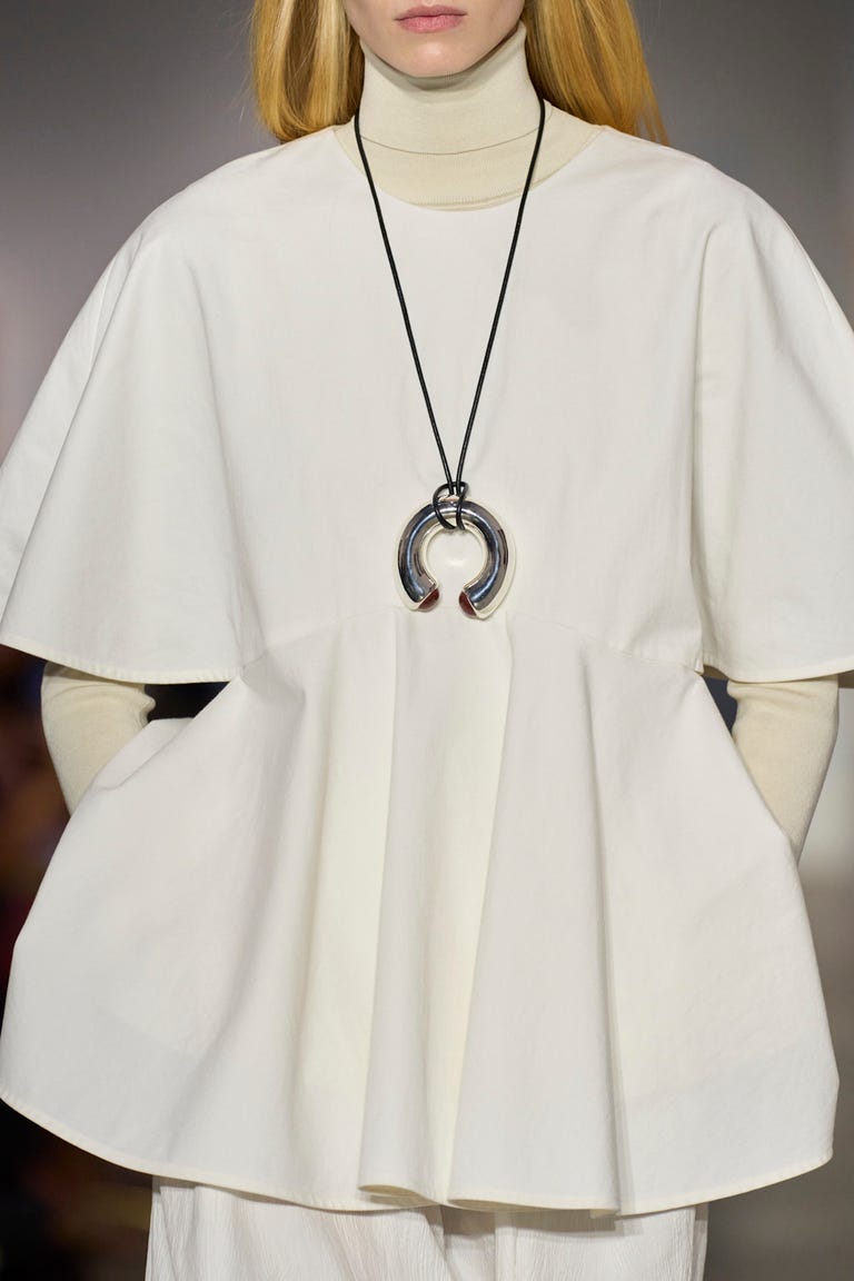 Manekenka s upečatljivim privjeskom