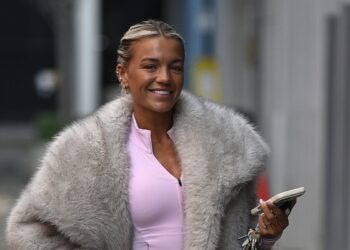 Molly Smith s Love Islanda prikazuje svoju izrazito preplanulu tjelesnu građu tijekom jutarnjeg treninga u teretani