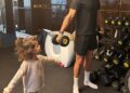 Cristiano Ronaldo odlazi u teretanu s kćeri Bellom (3) dok zajedno vježbaju s utezima tijekom obiteljskog treninga