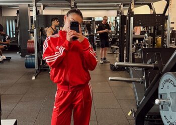 Zara McDermott posudila stil dečka Louisa Tomlinsona dok nosi crvenu Adidas trenirku u teretani