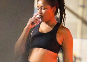 Sasha Obama puši vape nakon izlaska iz luksuzne teretane u outfit-u s golim okom