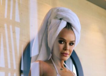 “Zadivljujući” režim tijela Amande Holden u bikiniju za održavanje forme u 55. godini