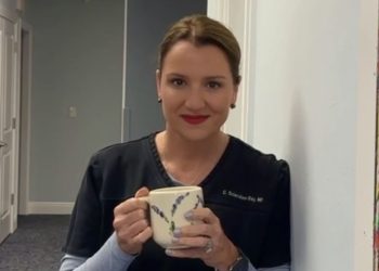 “Ne treniram da bih bila manja – treniram da bih bila jača i sposobnija” – liječnica dijeli svoju besprijekornu tjednu rutinu vježbanja za snagu i dugovječnost