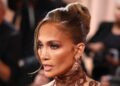 Jennifer Lopez, 56, pokazuje svoje isklesane trbušnjake u energičnom selfiju iz teretane