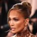 Jennifer Lopez, 56, pokazuje svoje isklesane trbušnjake u energičnom selfiju iz teretane