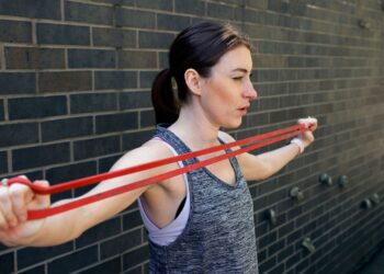 Rutina s trakom otpora od šest pokreta za izgradnju snage i pokretljivosti bez teretane