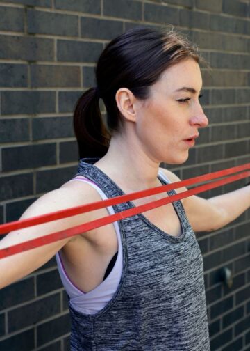 Rutina s trakom otpora od šest pokreta za izgradnju snage i pokretljivosti bez teretane