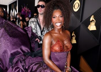 Doechii s kromiranom francuskom manikurom i leopard pedikurom