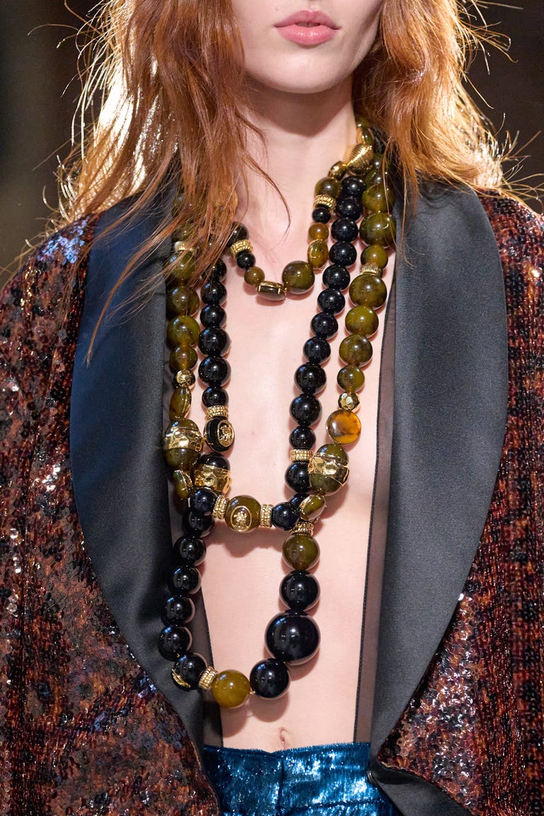 Modni model s višeslojnim ogrlicama