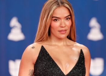 Mikro kratke hlače Karol G i preveliki Reebok pulover izazivaju djevojku u teretani