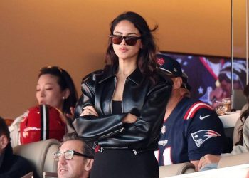 Eiza González šalje snažnu poruku kroz fotografije vježbanja uzastopno