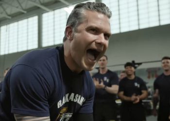 Pentagon Pete Hegseth ne može prestati dijeliti zastrašujuće videozapise vježbanja