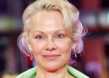 Zašto je ‘arktička plava’ najprivlačniji trend za sijedu kosu (i kako ga isprobati)