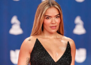 Kratke hlače za vježbanje i preveliki Reebok pulover Karol G u teretani