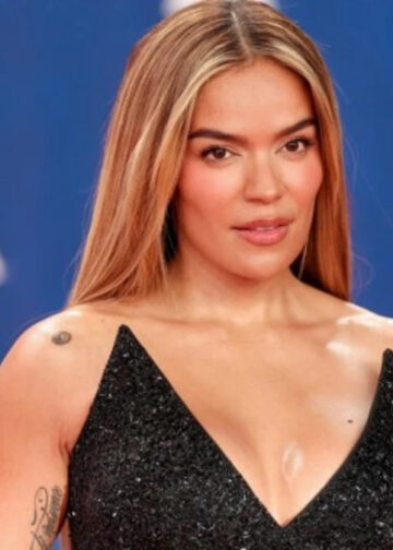 Kratke hlače za vježbanje i preveliki Reebok pulover Karol G u teretani