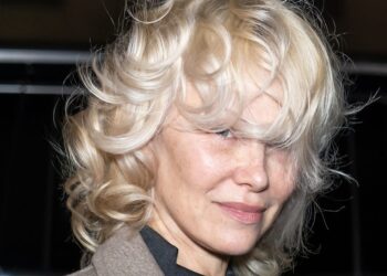 Pamela Anderson je upravo debitirala s ‘blanche blonde’ cipalom – i to donosi dva ključna trenda kose istovremeno