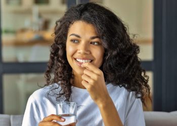 Može li dnevni multivitamin prirodno usporiti starenje? Novo istraživanje otkriva koliko vitamina vaše tijelo stvarno treba svaki dan.