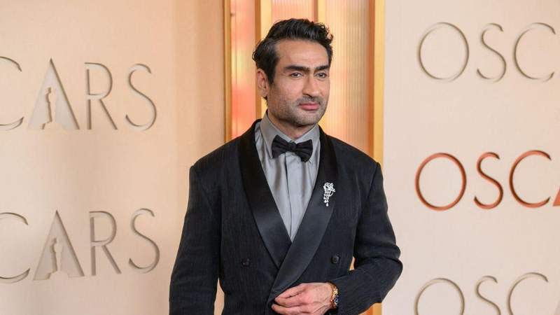 Broševi su se ponovno pojavili u muškoj svečanoj odjeći.MEGA