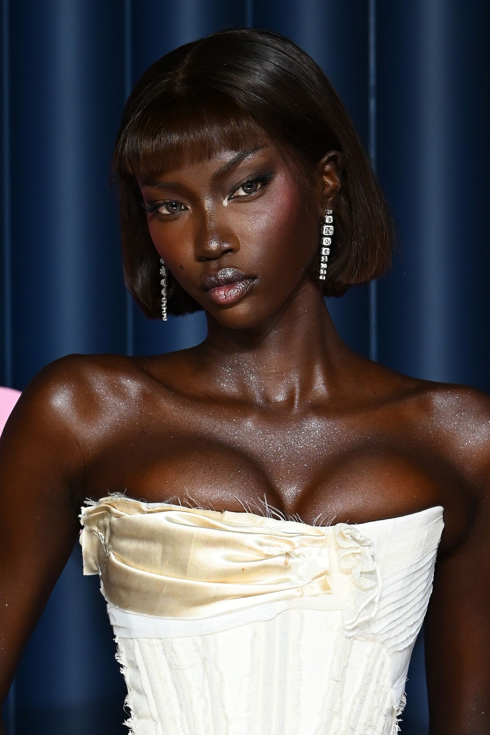 Slika može sadržavati odraslu osobu Modni dodaci za vjenčanje Narukvica Nakit Crna kosa Kosa Odjeća i haljina