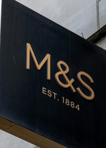 Karirane midi suknje – trendovski način za lako ulazak u proljetno odijevanje, isprobajte M&S-ov dizajn od 40 funti za jednostavan stil.