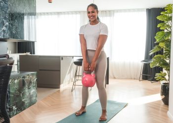 Ojačajte donji dio leđa, olabavite kukove i ublažite posljedice dugotrajnog sjedenja s alternativom za početnike: 300 ponavljanja zamaha s girjama.