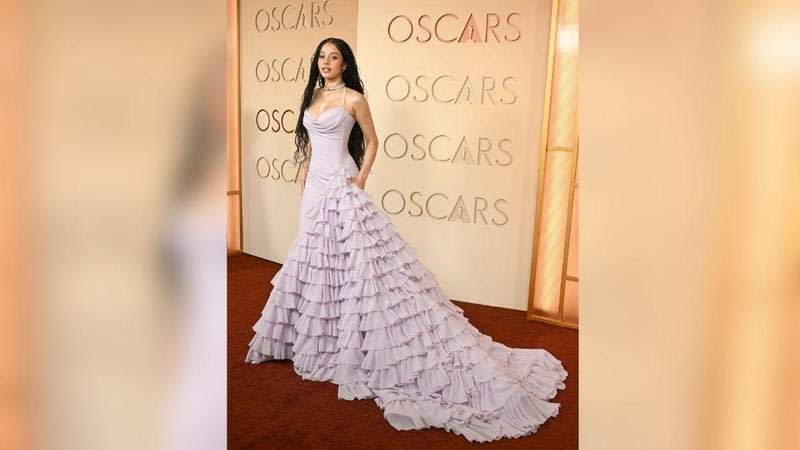 Odvažne haljine dodale su boju svim dolascima.MEGA