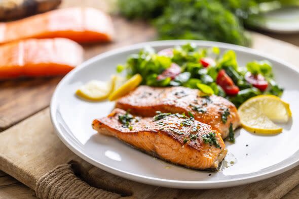 Dva fileta lososa sa prilogom salate na tanjuru