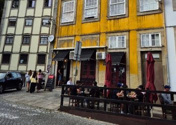 Jedinstveni portugalski restoran s otvorom u zidu, Rick Steves opisuje kao rajsku hranu na žlicu