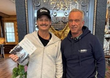 RFK Jr. i Kid Rock bizarno vježbaju u teretani u toplesu nakon kokainske bombe