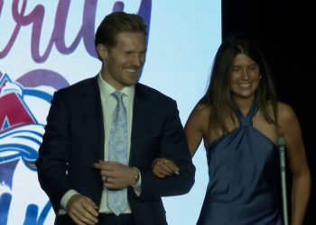 Tinejdžerka koja je izgubila nogu od morskog psa šeta pistom na humanitarnoj priredbi Colorado Avalanche