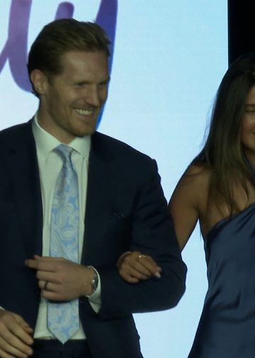 Tinejdžerka koja je izgubila nogu od morskog psa šeta pistom na humanitarnoj priredbi Colorado Avalanche