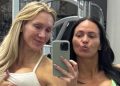 WWE ikona Charlotte Flair prikazuje zategnute trbušnjake u sportskom grudnjaku dok obožavatelji nazivaju ‘nestvarnom’