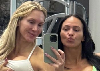 WWE ikona Charlotte Flair prikazuje zategnute trbušnjake u sportskom grudnjaku dok obožavatelji nazivaju ‘nestvarnom’