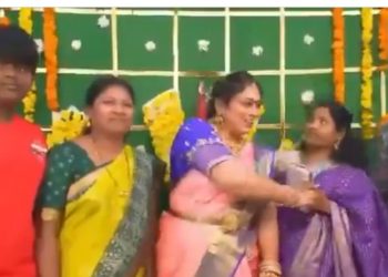 Žena kolabira i umire od srčanog udara dok pozira za fotografiju u Khammamu