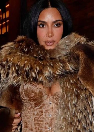Kim Kardashian u odvažnom Sharp V-Style odijelu za NikeSKIMS