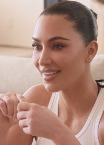 Kim Kardashian predstavlja set mini kratkih hlača i kratkog topa za NikeSKIMS