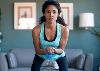 Vježbanje cijelog tijela s bocama vode kao utezi