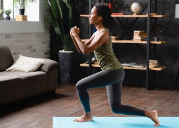 Nema opreme? Ova vježba za početnike usporava tempo kako bi vam pomogla izgraditi snagu bez utega.