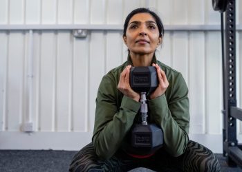 Zašto 15-minutni trening može biti dovoljan za izgradnju mišića i zaštitu zdravlja kostiju u srednjim godinama – i 5 ključnih pokreta