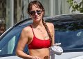 Dakota Johnson napušta teretanu u crvenom sportskom grudnjaku nakon intenzivnog treninga | Zabava, fotografije i videozapisi