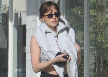 Dakota Johnson uočila kaznu za parkiranje nakon napornog treninga u teretani u LA
