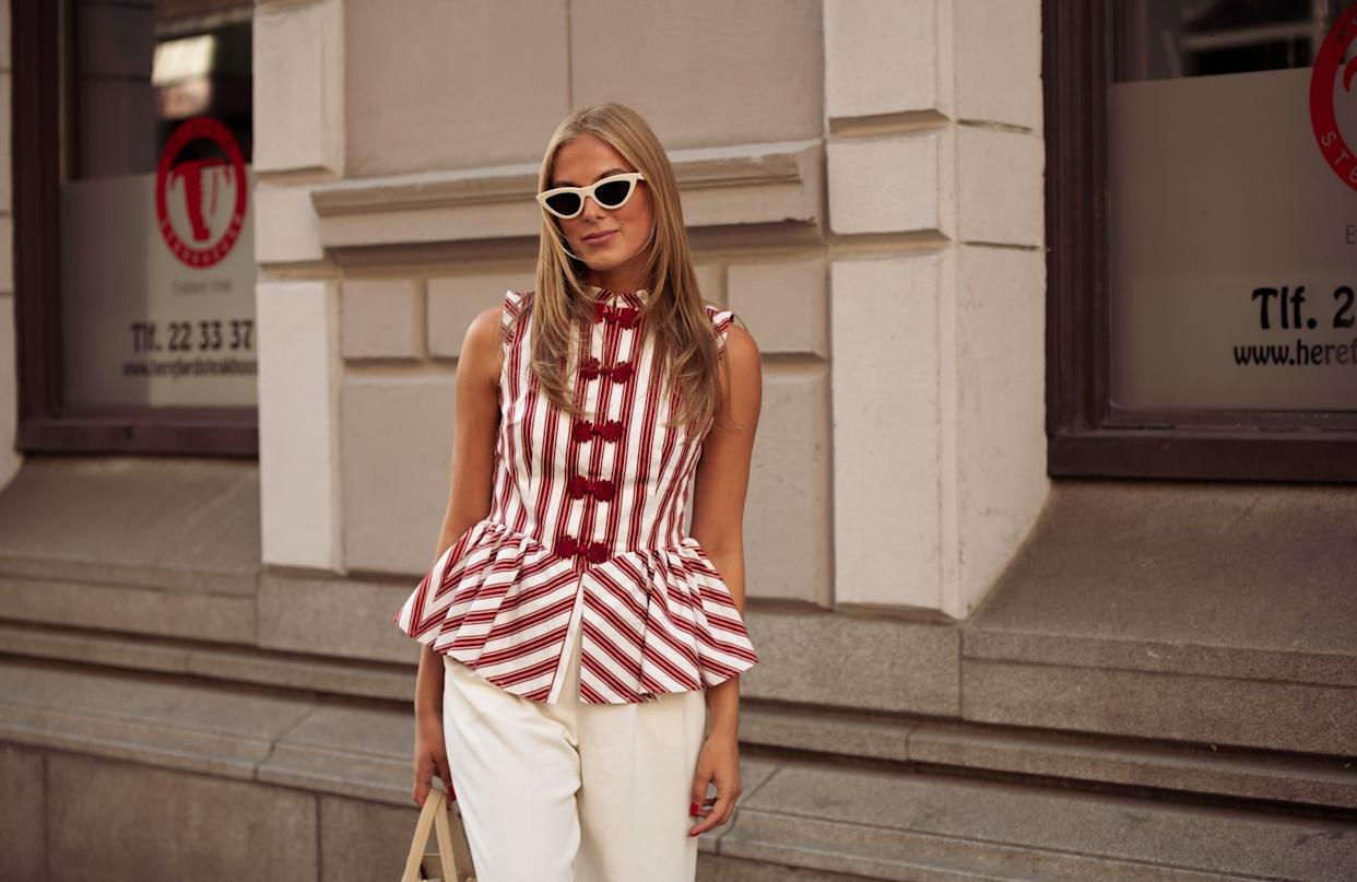 OSLO, NORVEŠKA - 26. KOLOVOZA: Martine Akersveen nosi bijele hlače, crveni i bijeli prugasti top i bež torbu izvan revije Christiana Aksa tijekom Tjedna mode u Oslu 26. kolovoza 2025. u Oslu, Norveška. (Fotografija Raimonda Kulikauskiene/Getty Images)