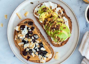 Avokado ili tost s maslacem od kikirikija: Koji doručak je hranjiviji?