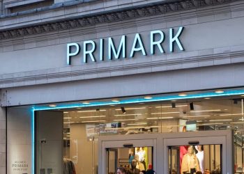 Primarkove bordo lepršave hlače za jogu od 8 GBP – udoban dizajn za svaku prigodu