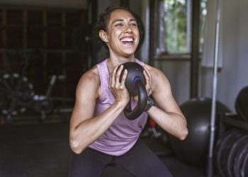 Trenerica otkriva kako će njezina vježba s girjama u pet pokreta ojačati vaše cijelo tijelo i izgraditi izdržljivost