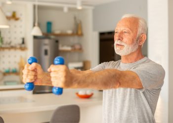 64-godišnji stručnjak dijeli vrhunske savjete za osobe starije od 60 koje žele izgraditi mišiće